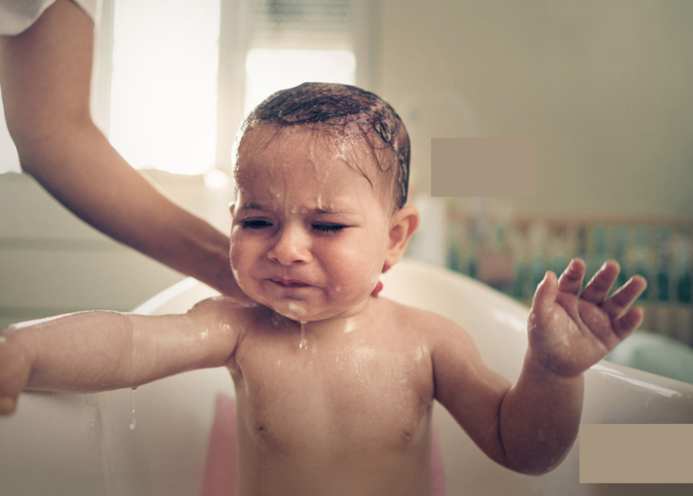 Visual annuncio bambina di pochi mesi che fa il bagnetto