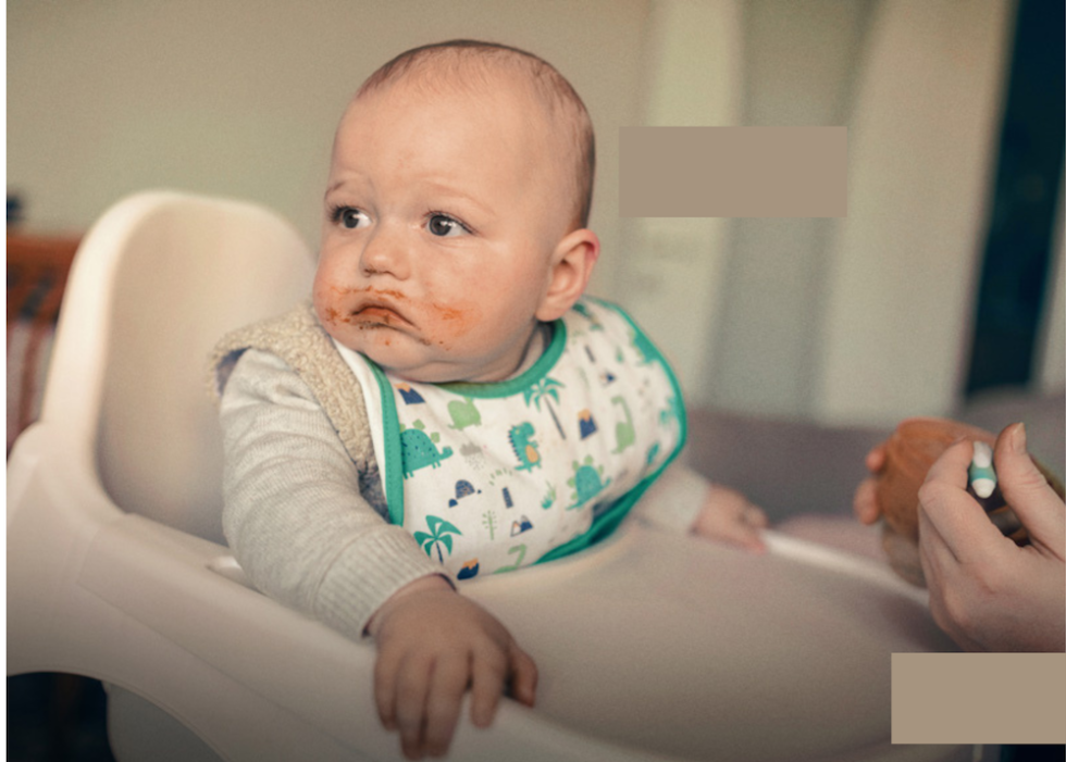 Visual Annuncio con bambino di pochi mesi imboccato sul seggiolone